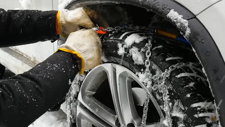 Δείτε πώς τοποθετούνται οι αντιολισθητικές αλυσίδες